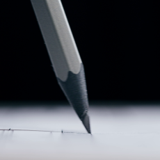 Een scherp potlood die een lijn trekt op een stuk papier.